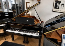 Yamaha C3 noir brillant – vue générale