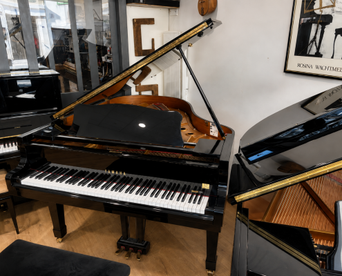 Yamaha C3 noir brillant – vue générale